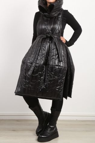 creare - Dress SOPHIE in balloon shape with large collar quilted black - Winter 2023