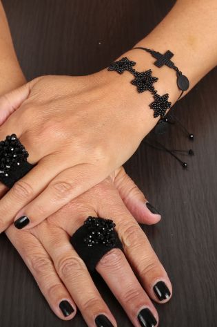 plü - Bracelet FLAT CROSS glass stones black